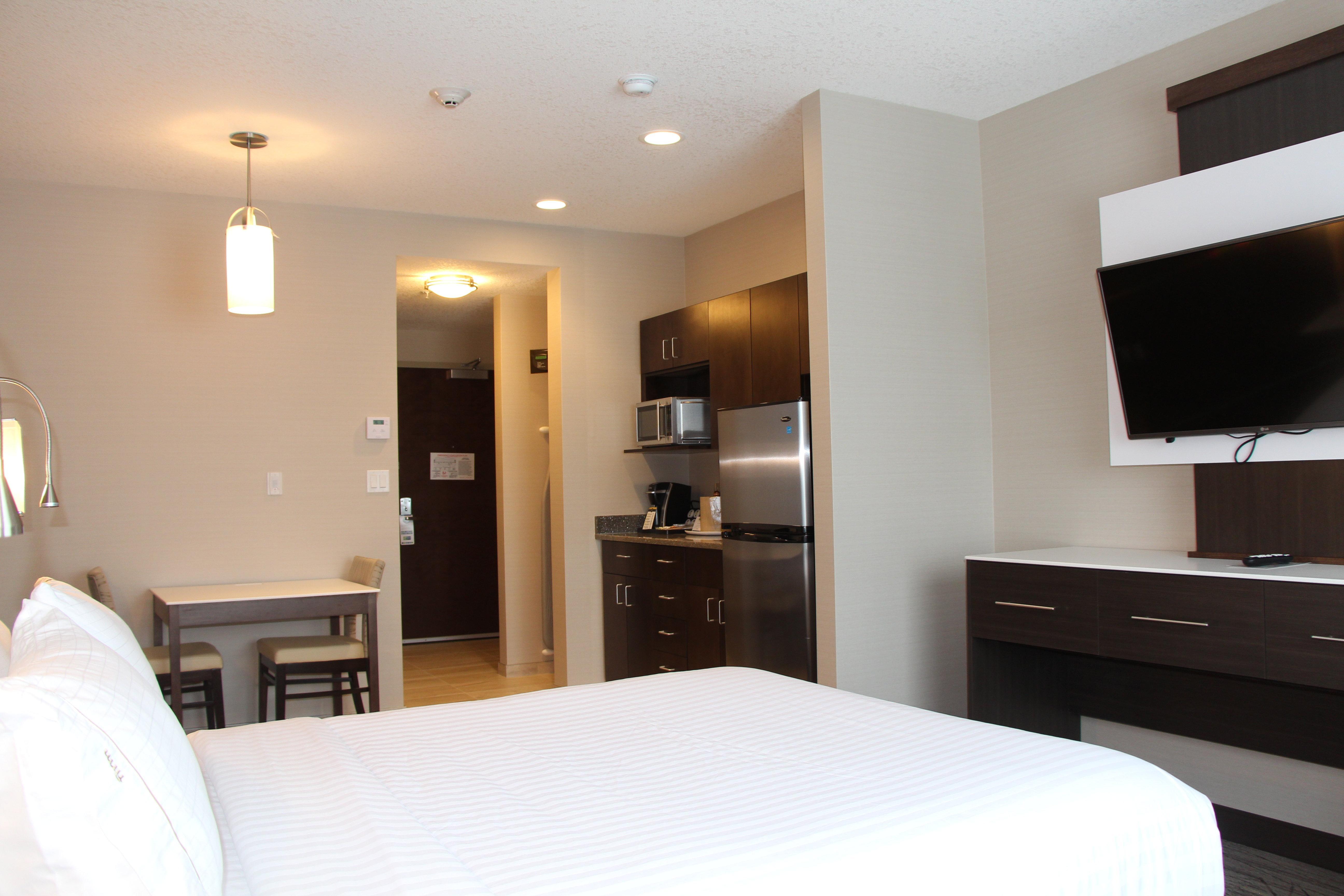 Holiday Inn Express & Suites Cold Lake By Ihg Exterior photo