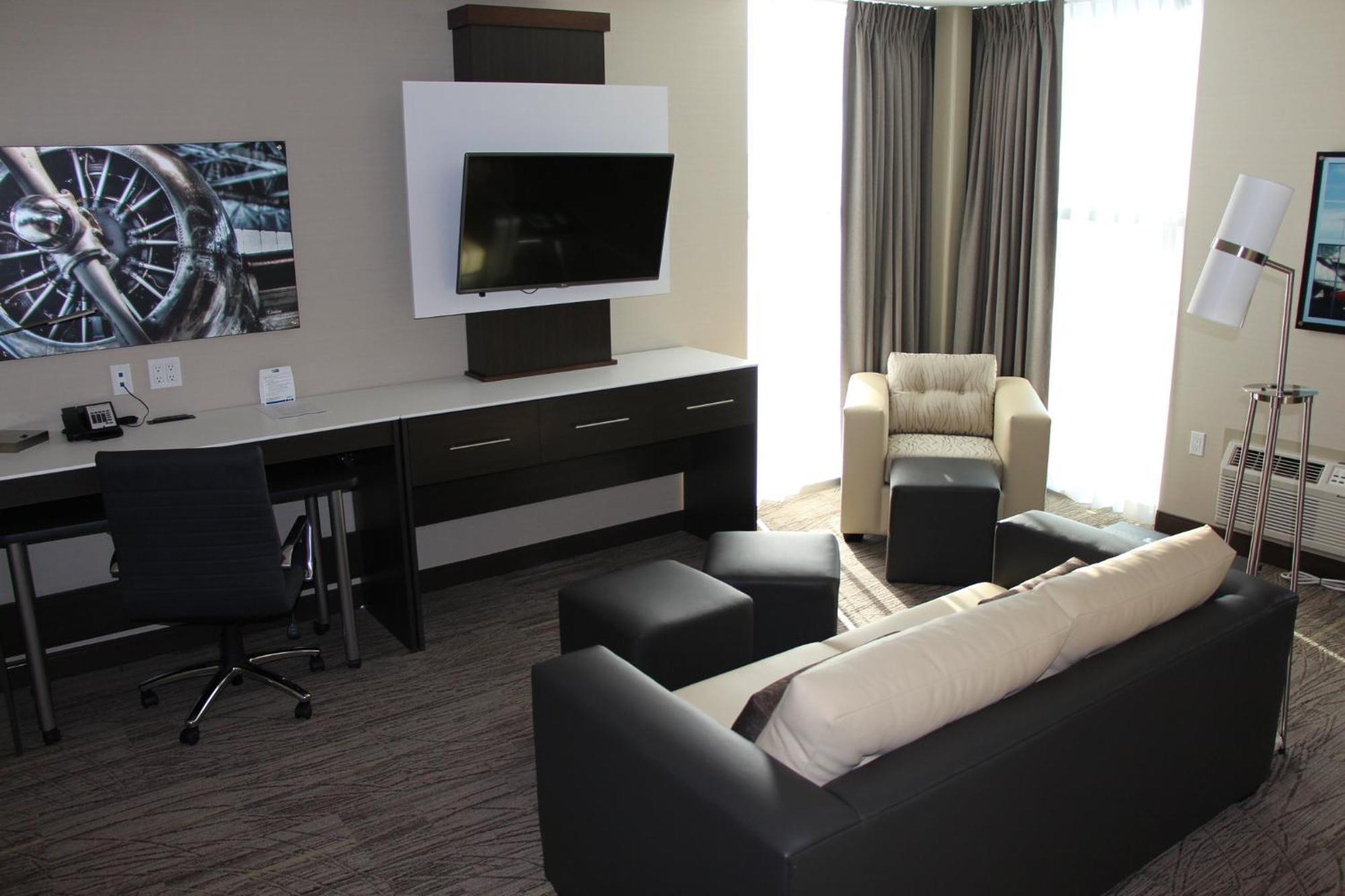 Holiday Inn Express & Suites Cold Lake By Ihg Exterior photo