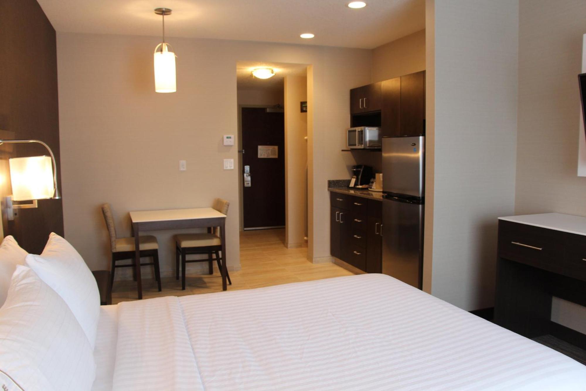 Holiday Inn Express & Suites Cold Lake By Ihg Exterior photo