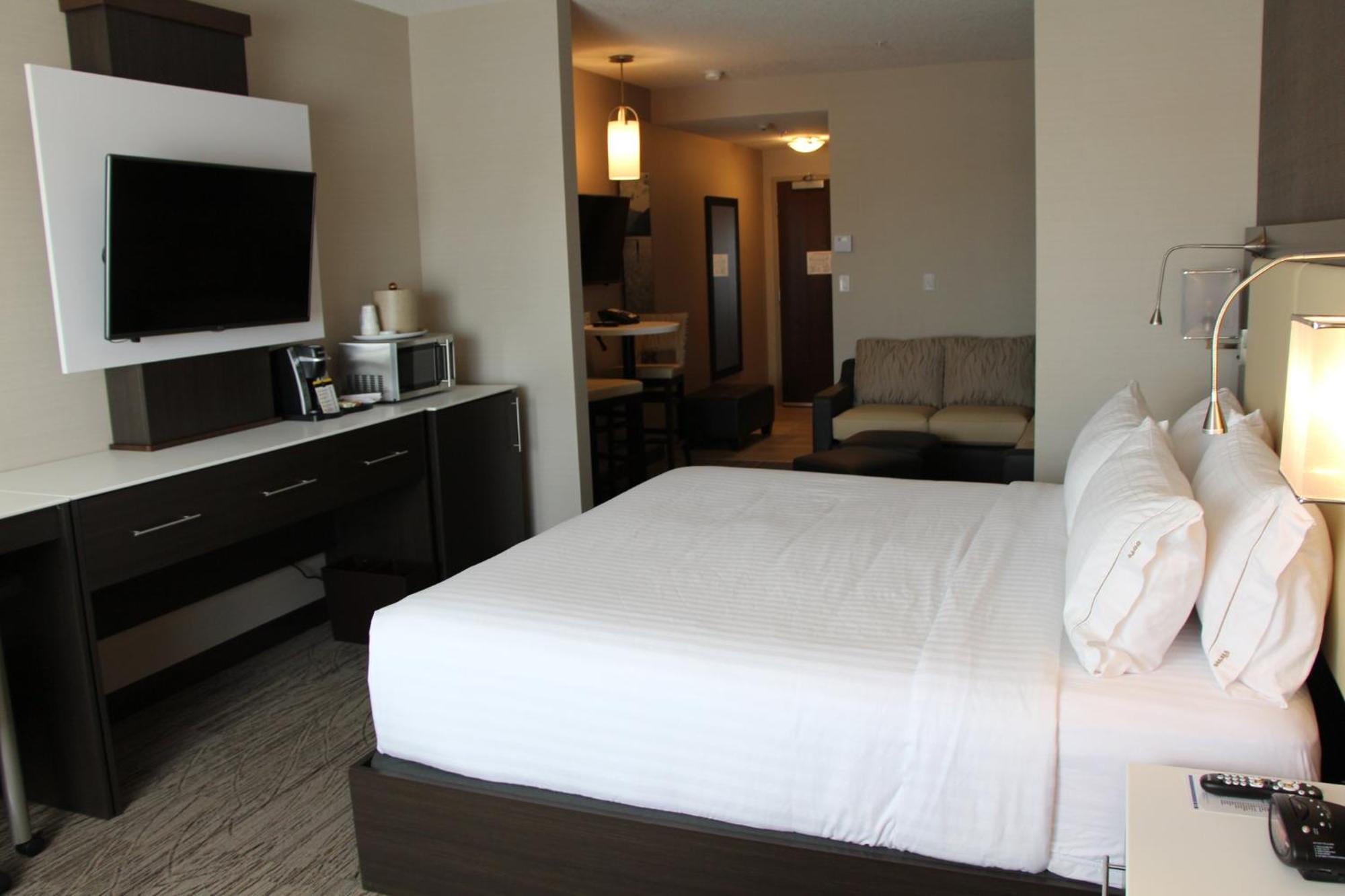 Holiday Inn Express & Suites Cold Lake By Ihg Exterior photo