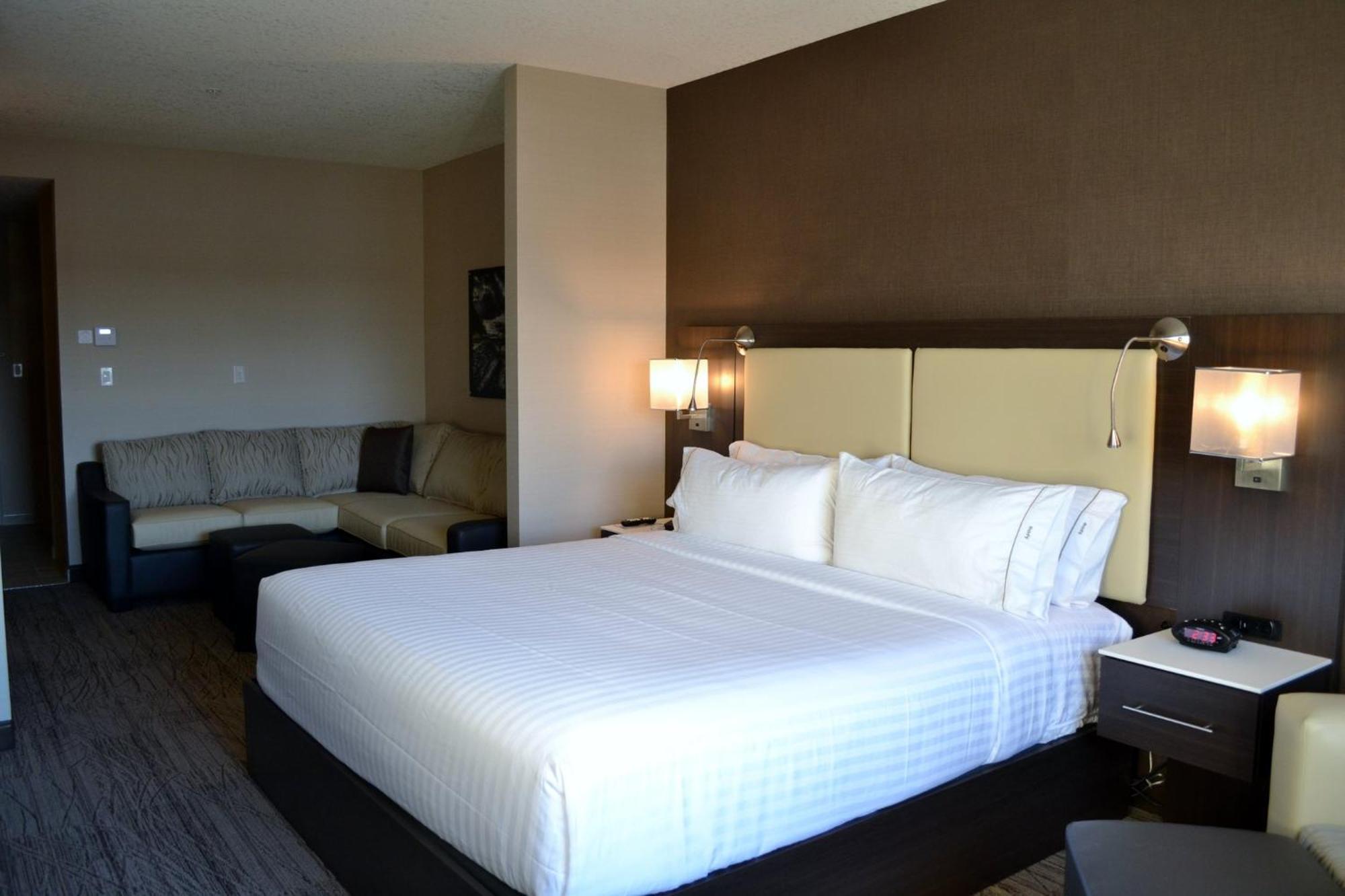 Holiday Inn Express & Suites Cold Lake By Ihg Exterior photo